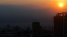 Humo de incendios causó un llamativo amanecer en Santiago