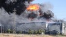 Combate de incendio en bodegas de Lo Espejo durará 