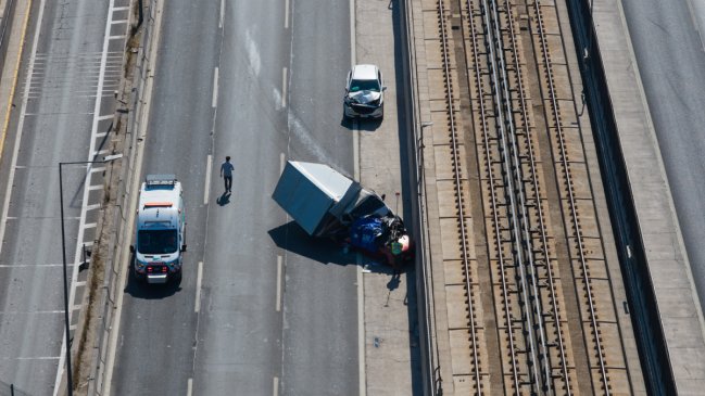Triple colisión en Vespucio Sur dejó dos fallecidos y seis heridos
