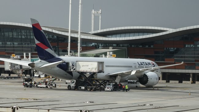 Choque entre vehículo y bus cerca del aeropuerto de Santiago deja un fallecido