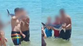 Polémica por bañistas que se fotografiaron y pasearon con tiburón en El Quisco