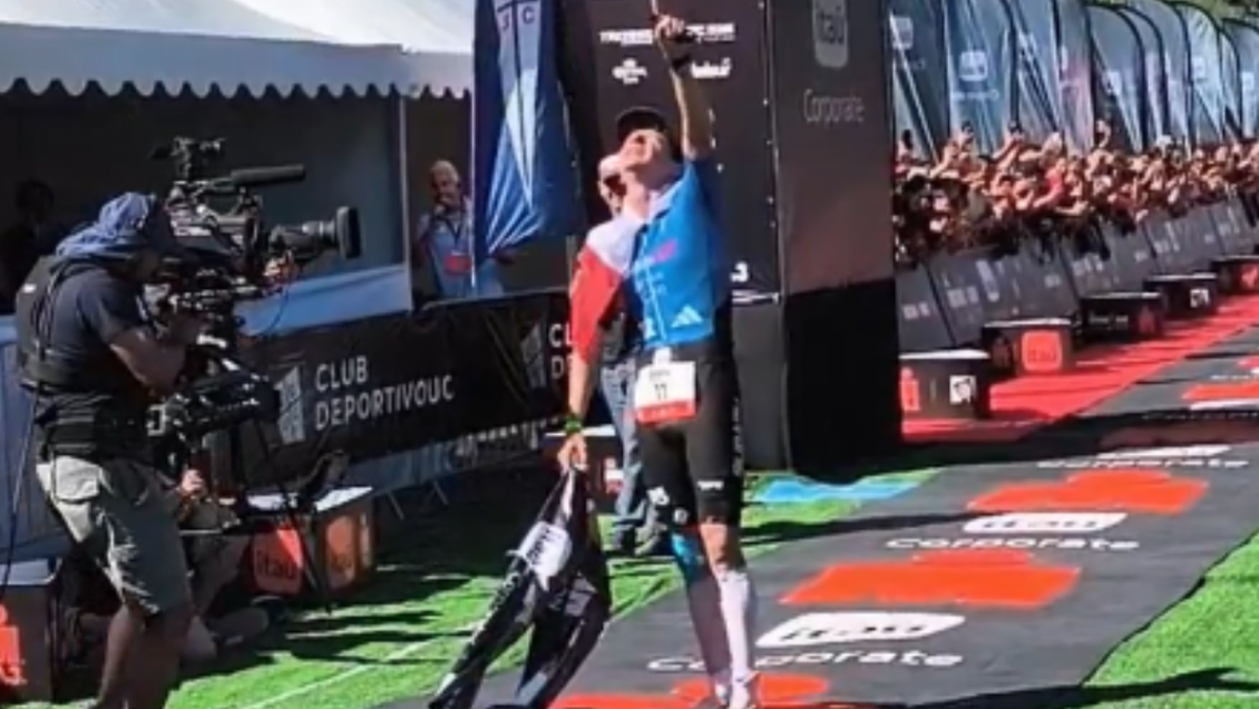   La coronación y festejo de Diego Moya en el Ironman 70.3 de Pucón 2026 
