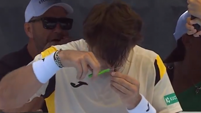   [VIDEO] Insólito: Ugo Carabelli se cortó el pelo en medio de su partido ante Tabilo 