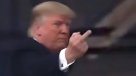 Trump le paró el dedo medio y contestó "fuck you" a un hombre que lo insultó
