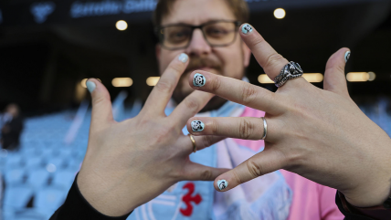   Hinchas de Celta de Vigo respaldaron a Borja Iglesias pintándose las uñas contra la homofobia 
