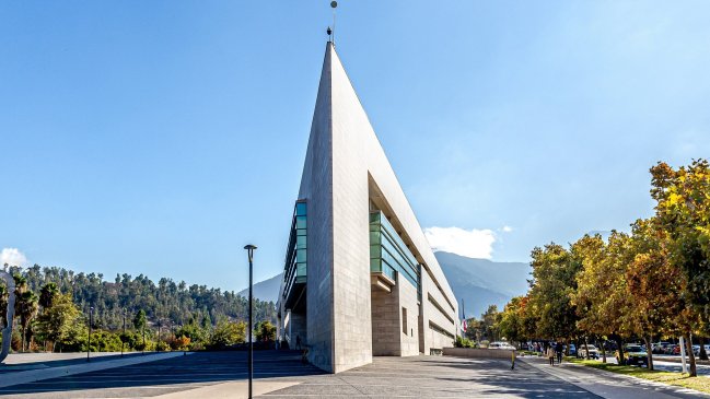 Funcionario destituido por tener sexo en municipio de Vitacura exige millonaria compensación