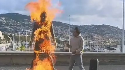   [VIDEO] Hombre prendió fuego a estatua de Cristiano y realizó curiosa amenaza 