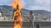 [VIDEO] Hombre prendió fuego a estatua de Cristiano y realizó curiosa amenaza