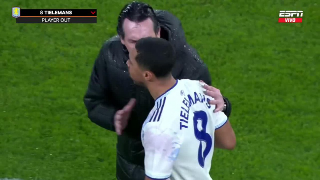 [VIDEO] Día de furia en la Europa League: DT de Aston Villa empujó a uno de sus jugadores