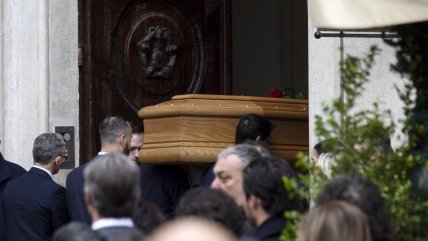   Diseñador Valentino es despedido en Roma por amigos y seguidores 