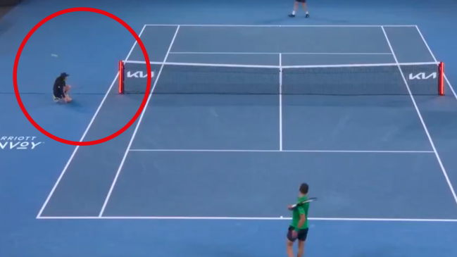   [VIDEO] Estuvo cerca: Djokovic casi golpea a un pasapelotas en el Abierto de Australia 