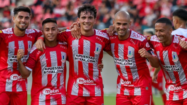 Unión La Calera se floreó y arrolló a Unión Española en la Noche Roja
