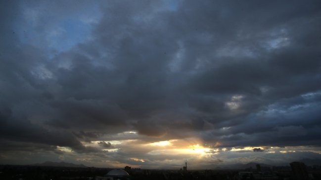 Meteorología emitió aviso por tormentas eléctricas en cinco regiones del país