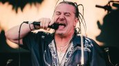 Mike Patton rinde homenaje a víctimas de incendios en Chile durante show en La Florida