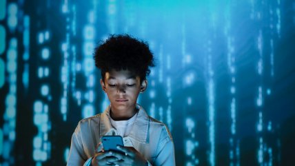 El "scroll" infinito de los jóvenes: cuatro horas diarias frente a las pantallas