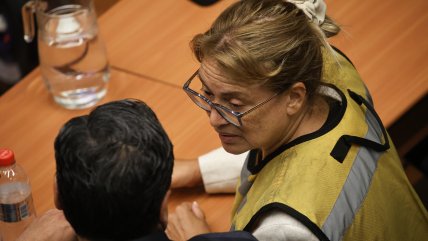 Segundo día de formalización: Exministra Vivanco reaparece con chaleco de imputada