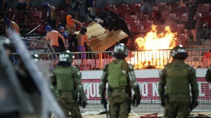 Un grupo de barristas de la U se descontroló y provocó un incendio en el Nacional