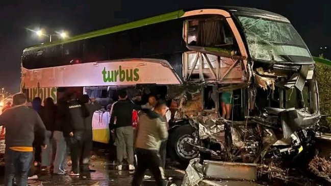 Fatal choque entre bus y camión en la Ruta 5 Sur dejó dos fallecidos y decenas de heridos