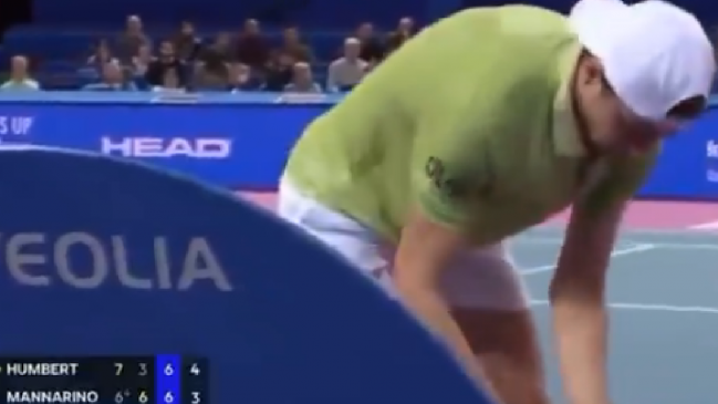 [VIDEO] Insólito momento: Humbert revisó su celular en pleno partido y quedó eliminado