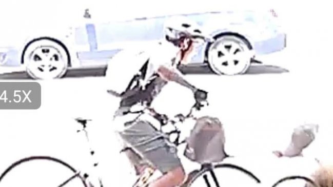 Ciclista que conducía por la vereda atropelló a una mujer y se fugó: Víctima sufrió graves lesiones