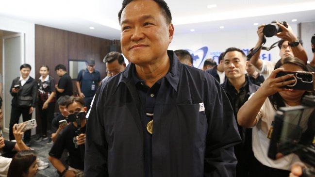 Tailandia da un giro y vota por el partido conservador del primer ministro Anutin