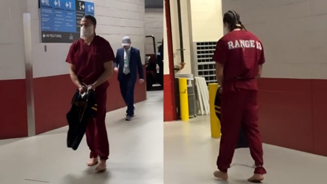 [VIDEO] Jugador de los Patriots llegó esposado, con máscara y descalzó al Super Bowl LX