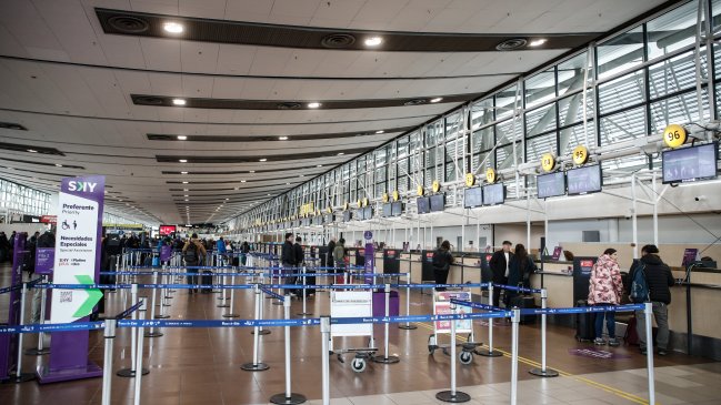 Pasajero alerta sobre bomba en avión y provoca evacuación en aeropuerto de Santiago