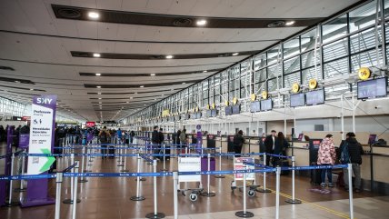 Pasajero alerta sobre bomba en avión y provoca evacuación en aeropuerto de Santiago