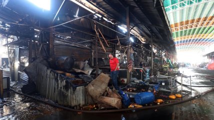 Incendio en La Vega: Locatarios acusan a la administración de impedirles rescatar mercadería