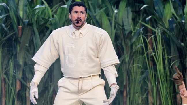 Bad Bunny explicó el significado del número 64 que usó en el Super Bowl