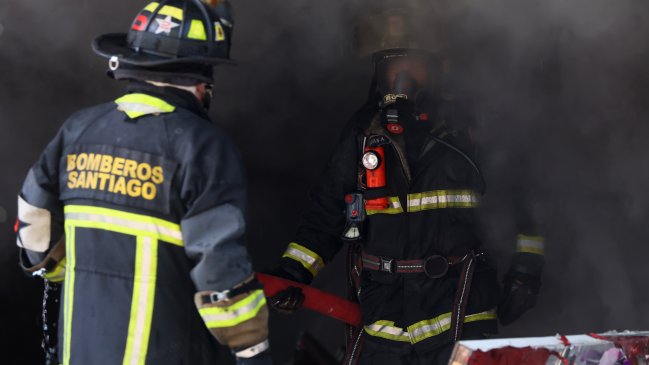 Incendio en altura afectó a ocho departamentos en edificio de Quinta Normal