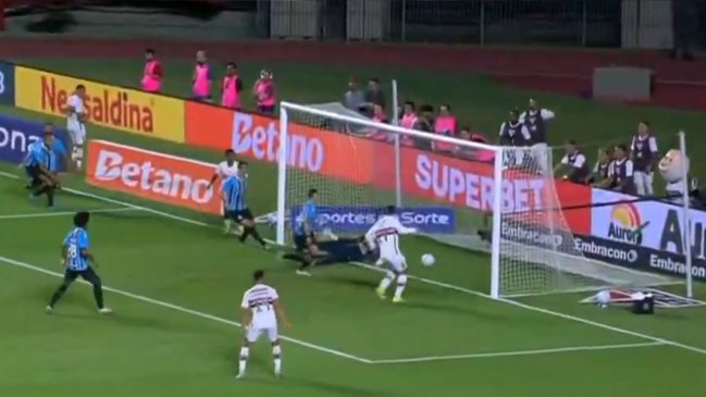 [VIDEO] El increíble gol que se perdió Gonzalo Tapia para Sao Paulo ante Gremio