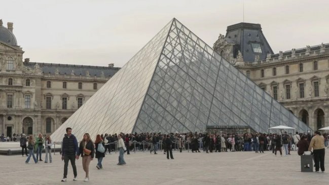 Una redada en el Louvre destapa un fraude de entradas y guías turísticas 