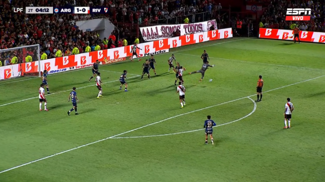 [VIDEO] Insólito error de Brayan Cortés casi le cuesta el empate a Argentinos Juniors ante River Plate