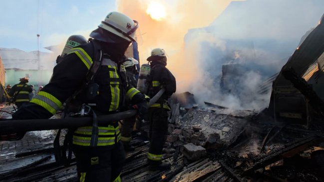 Incendio destruyó tres viviendas en Iquique: Bomberos tuvo problemas para llegar