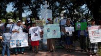 El Salvador: Familias protestan contra juicios masivos bajo el régimen de excepción