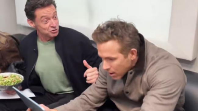   [VIDEO] La efusiva reacción de Ryan Reynolds y Hugh Jackman por cruce de Wrexham con Chelsea 