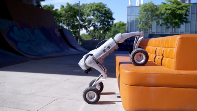 Escándalo en cumbre de IA en India: universidad presenta robot chino como propio