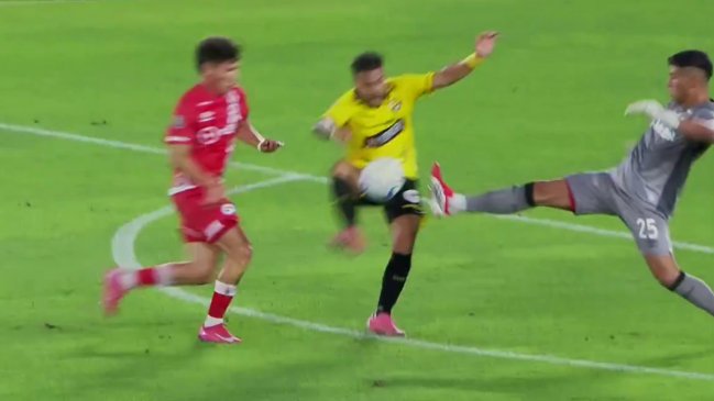 Ni siquiera fue amonestado: El planchazo de Brayan Cortés en la visita de Argentinos a Barcelona SC