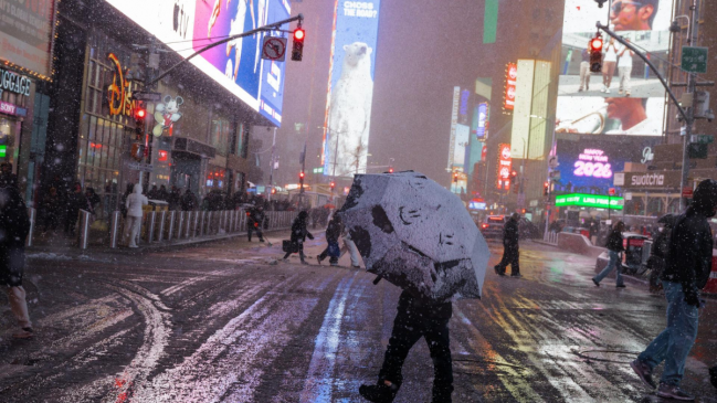 Tormenta histórica en Nueva York: 5.300 vuelos cancelados y nieve en niveles récord