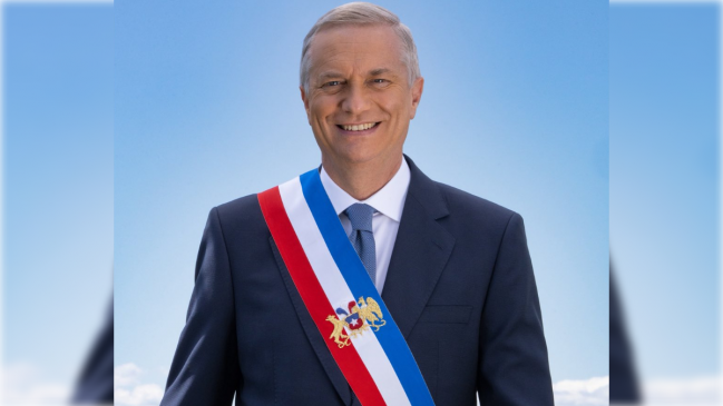 OPE defiende fotografía oficial de Kast ante cuestionamientos por uso de escudo