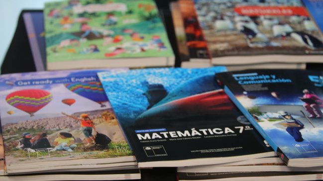 Mineduc y Junaeb inician entrega masiva de textos y útiles escolares