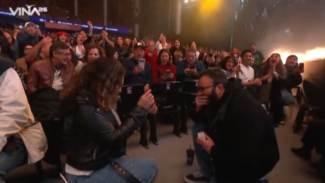 Ambos tenían anillo: Petición de matrimonio doble sorprendió en show de Mon Laferte en Viña 2026