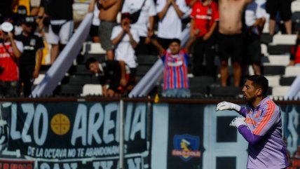 Hinchas de Colo Colo hostigaron bus de la U y retrasaron su llegada al Estadio Monumental