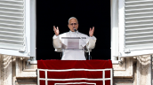 El papa urge a 