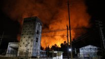 Incendio en planta de CMPC sigue en combate: El fuego está controlado y suspenden clases