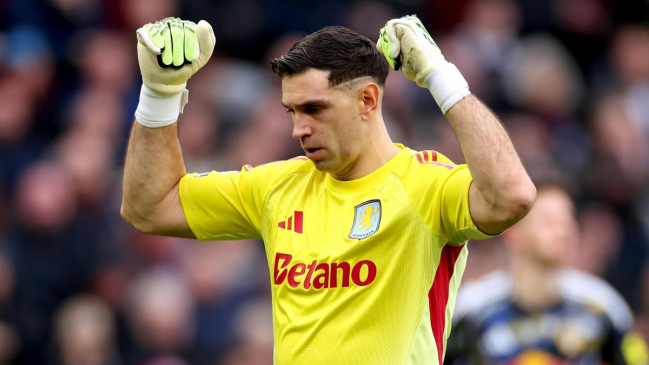 “Dibu” Martínez arriesga sanción en Inglaterra por infringir reglas de apuestas deportivas