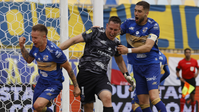 Everton rescató un dramático triunfo y acabó con el invicto de Limache