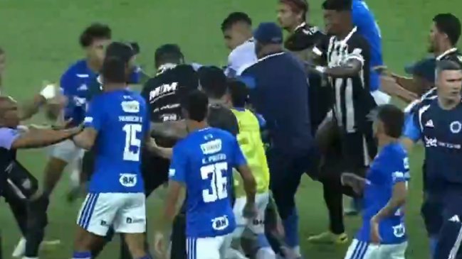 Escandalosa batalla campal entre Cruzeiro y Atlético Mineiro dejó récord de 23 expulsados