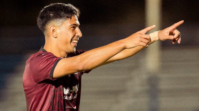 [VIDEO] Salomón Rodríguez se lució con gol de "palomita" en Uruguay